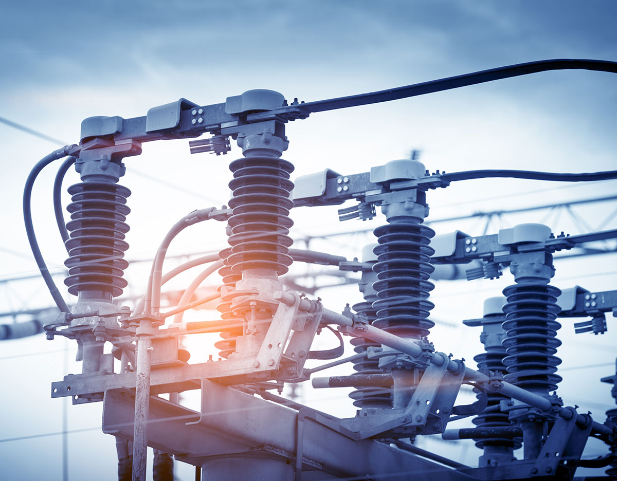 Elementos de una subestación eléctrica de media tensión y libranza eléctrica